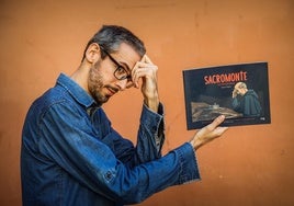 Juanjo Megías posa con un ejemplar de 'Sacromonte', en la Plaza de las Pasiegas.