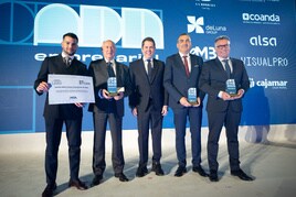 El presidente de la CGE, Gerardo Cuerva, con los premiados al final de la gala.