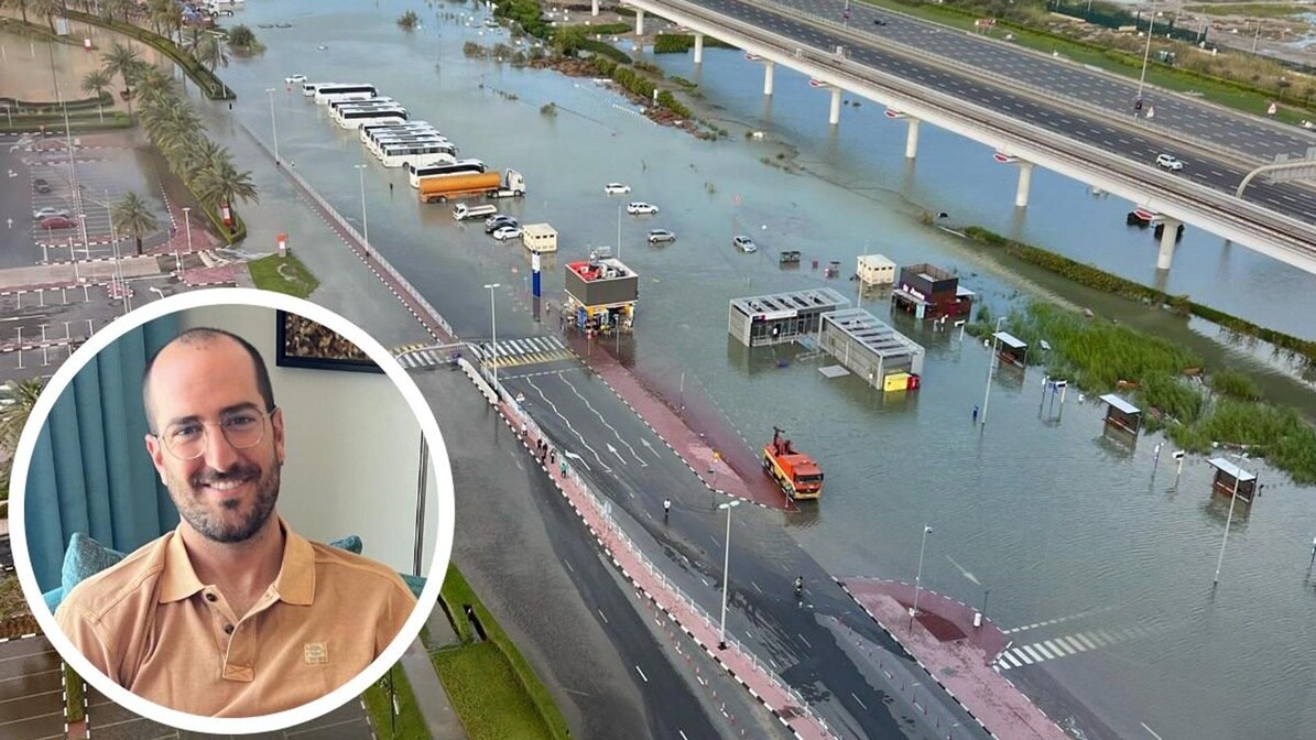 El granadino Eduardo Carreras, junto a los alrededores del aeropuerto de Dubái tras las lluvias.