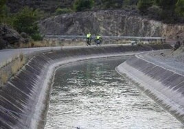 Cauce del trasvase Tajo-Segura, a su paso por Sierra Espuña.