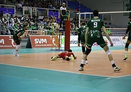 Paquillo Fernández no llega a salvar la bola, como muchas que se escaparon al equipo.