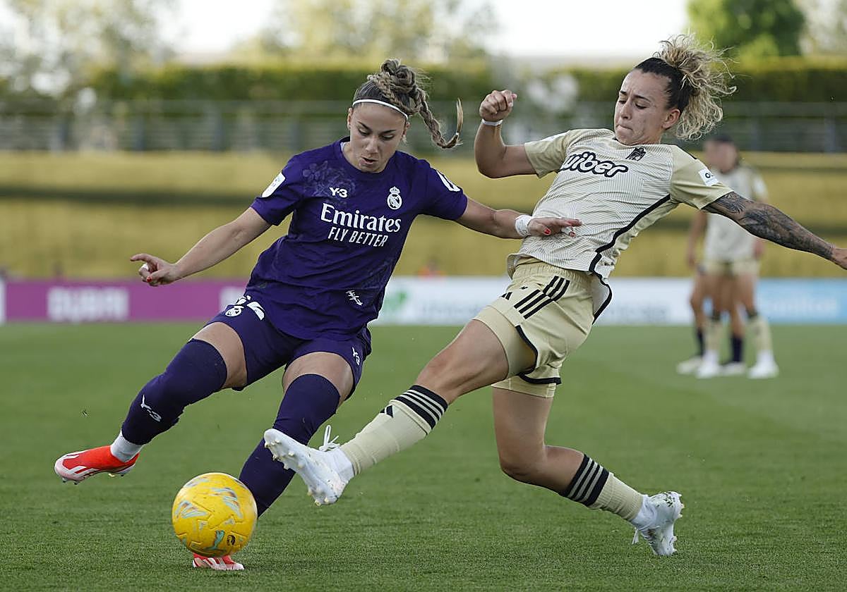Esther trata de alcanzar la pelota en el duelo ante el Real Madrid.