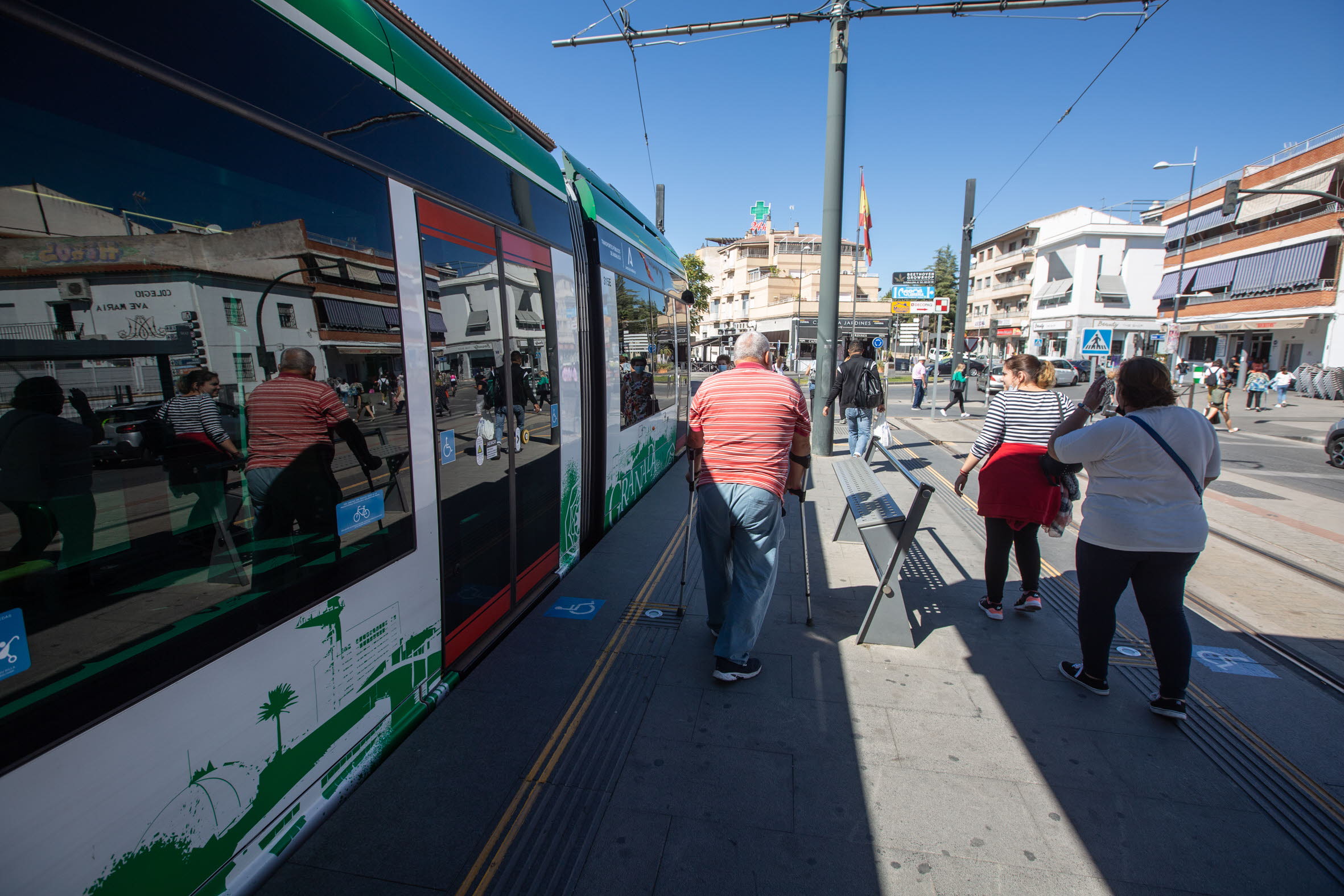 El metro de Granada en una parada.