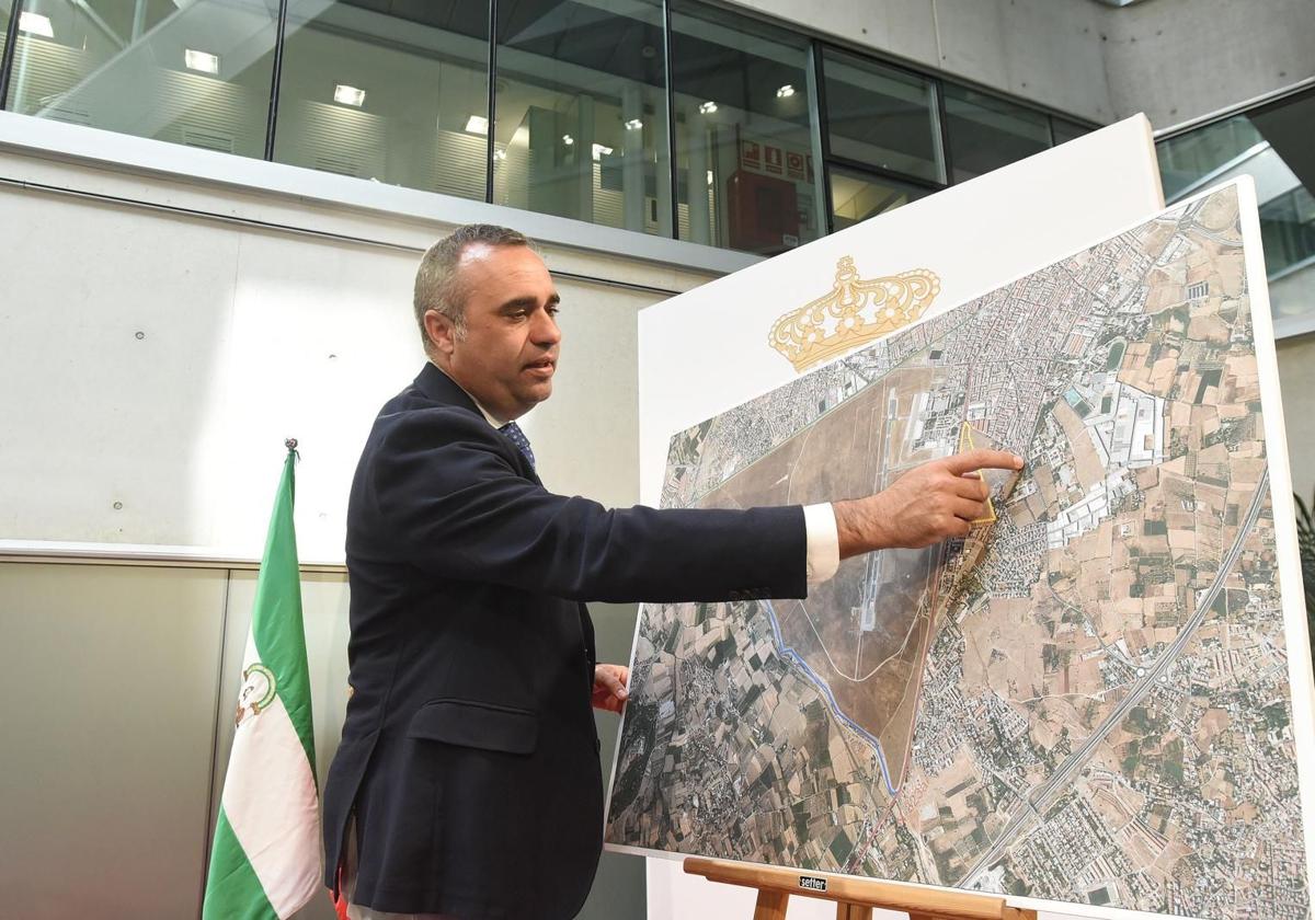 Francis Rodríguez explica el proyecto de un parque metropolitano en la Colonia Dávila