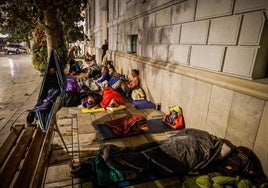 Algunas de las personas que han pasado la madrugada de este viernes en la Plaza del Carmen, junto al Ayuntamiento.