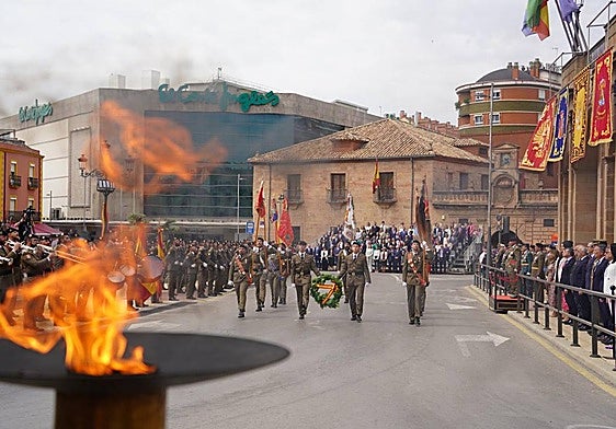 Acto de homenaje a los caídos, en la Jura de Bandera civil en Linares.