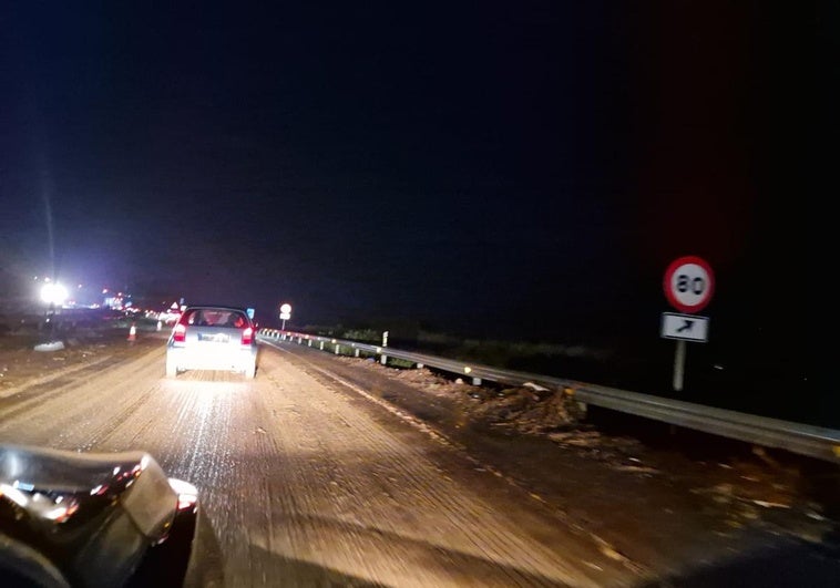 La A-92 de Granada, llena de barro y atascada por las tormentas.