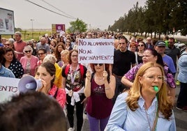 Manifestación de los vecinos en contra del campamento de inmigrantes en la Base Aérea de Armilla, a comienzos de este mes de abril.