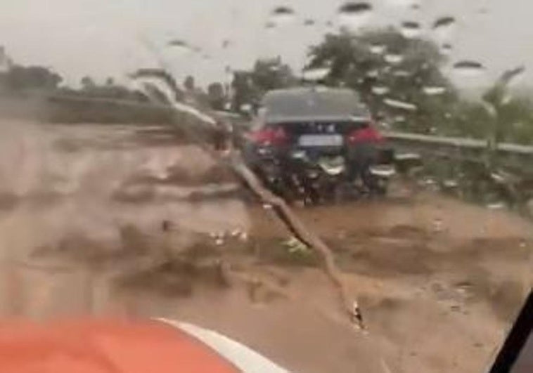 Turismos atrapados en la A92 en Pinos Puente por las inundaciones.