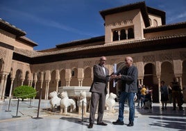 Rodrigo Ruiz-Jiménez y Pedro Salmerón simbolizan la entrega del archivo en el Patio de los Leones de la Alhambra, cuya solería y sistema hídrico fue diseñado por el arquitecto.