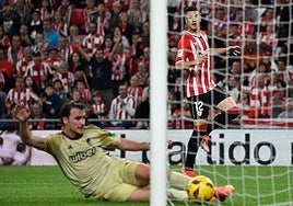 Ignasi Miquel rebaña el balón sobre la línea y evita el gol del Athletic.