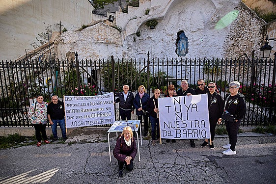 Vecinos frente a la gruta de la Virgen de Lourdes, en el Barranco del Abogado.