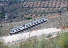 Un tren Avant pasa por la actual línea, junto al punto en el que comienza la variante de Loja.