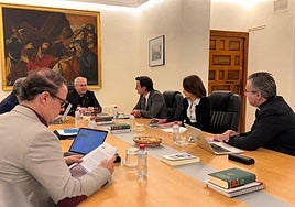 Parte de los equipos del obispo y del alcalde se reúnen para analizar el año jubilar.