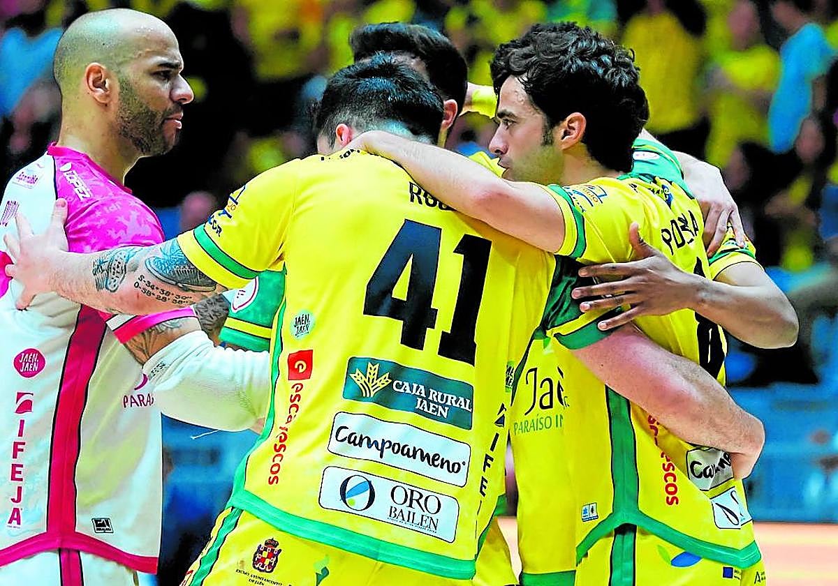 Los jugadores amarillos celebran un tanto.