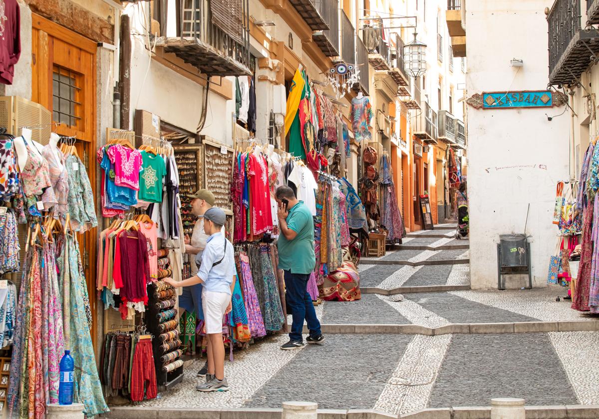 Comercios en el bajo Albaicín