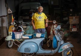 Manuel Árbol posa con Rayo Celeste, en el garaje de su casa, con el resto de Vespas.