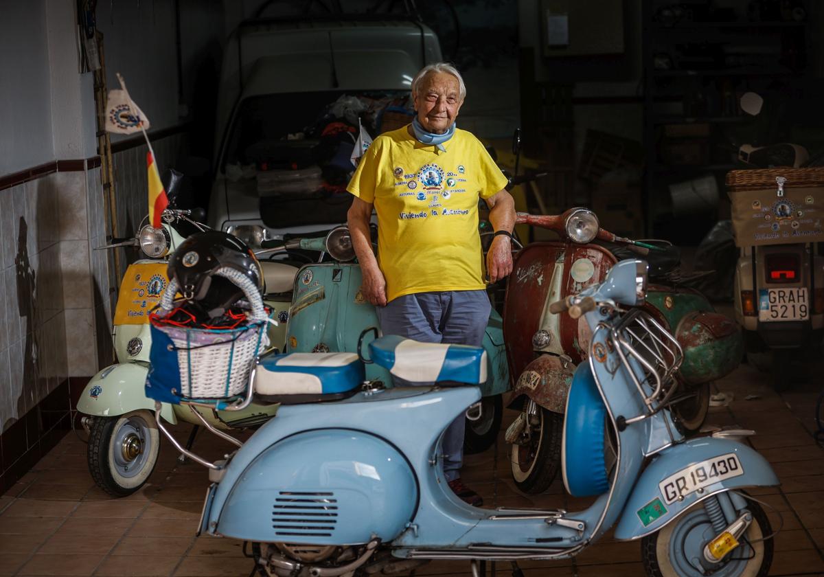 Manuel Árbol posa con Rayo Celeste, en el garaje de su casa, con el resto de Vespas.