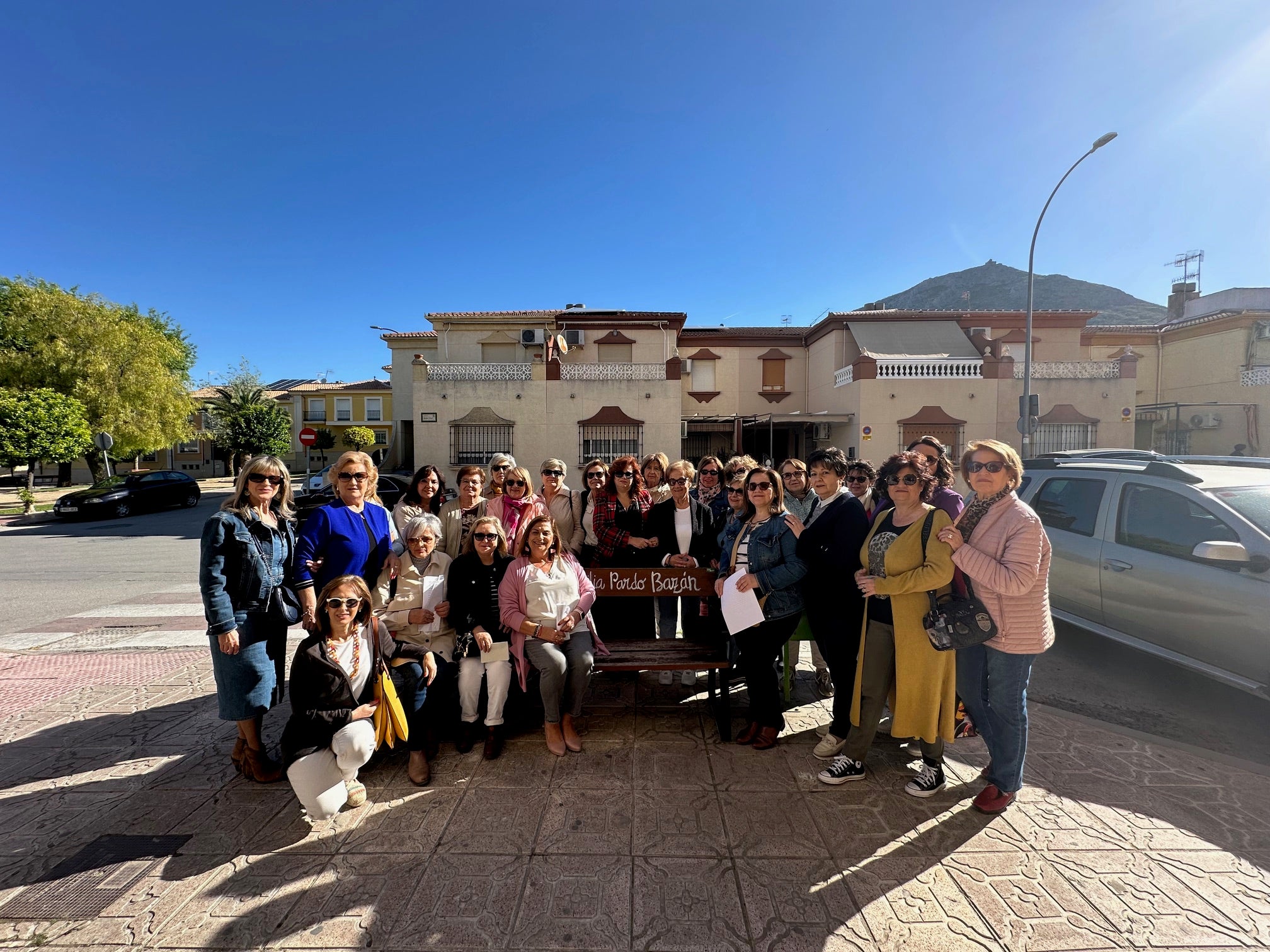 Participantes en la iniciativa municipal en el 'banco de la palabra' de Emilia Pardo Bazán.
