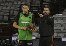 'Zamo' Fernández, segundo entrenador del Covirán, explica términos técnicos a Scott Bamforth (izquierda).