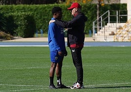 Pepe Mel dialoga con Largie Ramazani durante el entrenamiento de ayer.