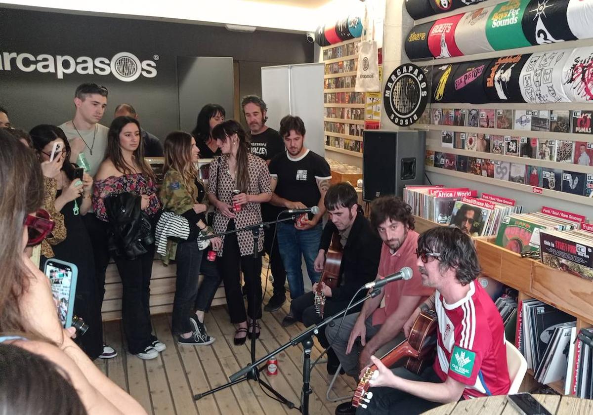 La banda 'indie' Lori Meyers ofreció a sus fans dos canciones en directo y anunció el concierto. En la imagen, en Discos Marcapasos.