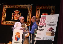 Manuel Luque recibe el premio del Certamen Paloma Navarro.