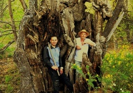 El alcalde de Pçortugos, José Javier Vázquez, junto al teniente de alcalde, Luis Antonio Martín, en el castaño centenario.