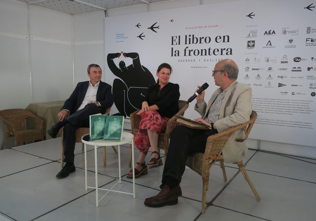 Imagen principal - Otras presentaciones en la Feria del Libro en el día de ayer: la reedición del libro 'La Alhambra', la presentación de la antología 'Metapoéticas' y José Soto con 'Egilona'