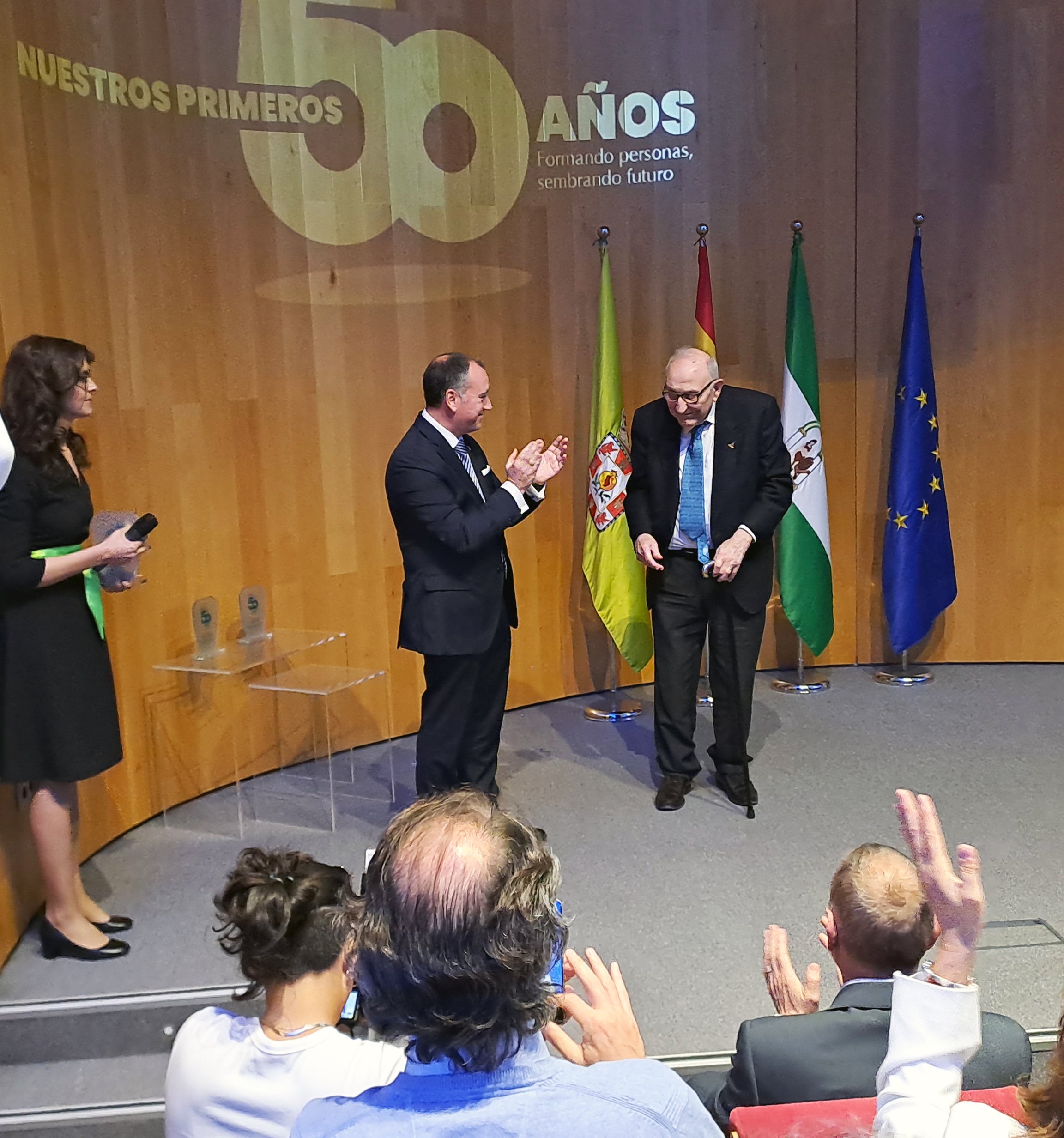 Homenaje al fundador de las EFA, Felipe González.