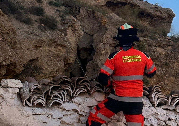 Un bombero de la Diputación examina el terreno.