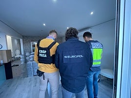 Agentes policiales españoles y de otros países, durante la operación.