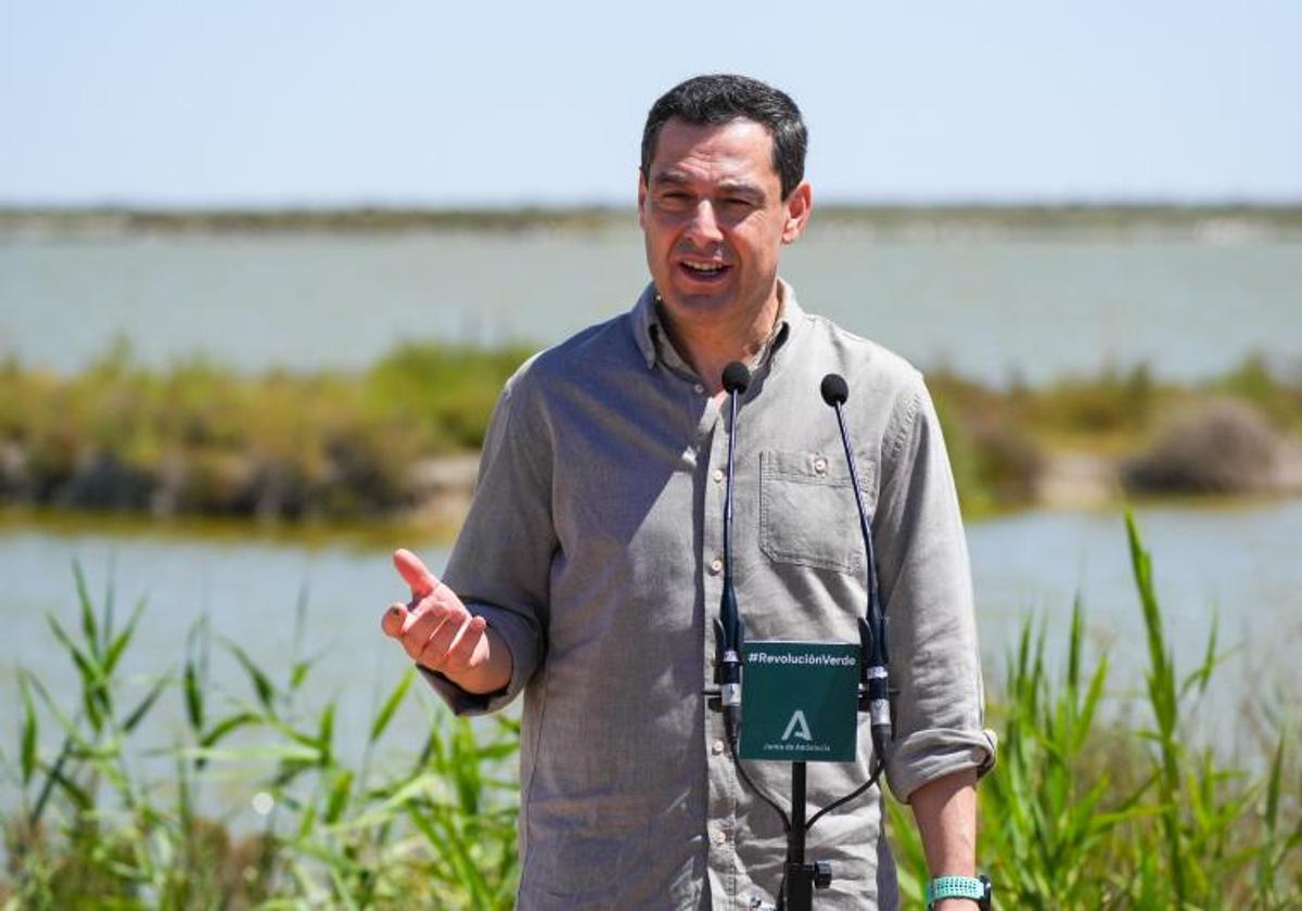 Juanma Moreno realiza una visita a la finca 'Veta la Palma' en Doñana.