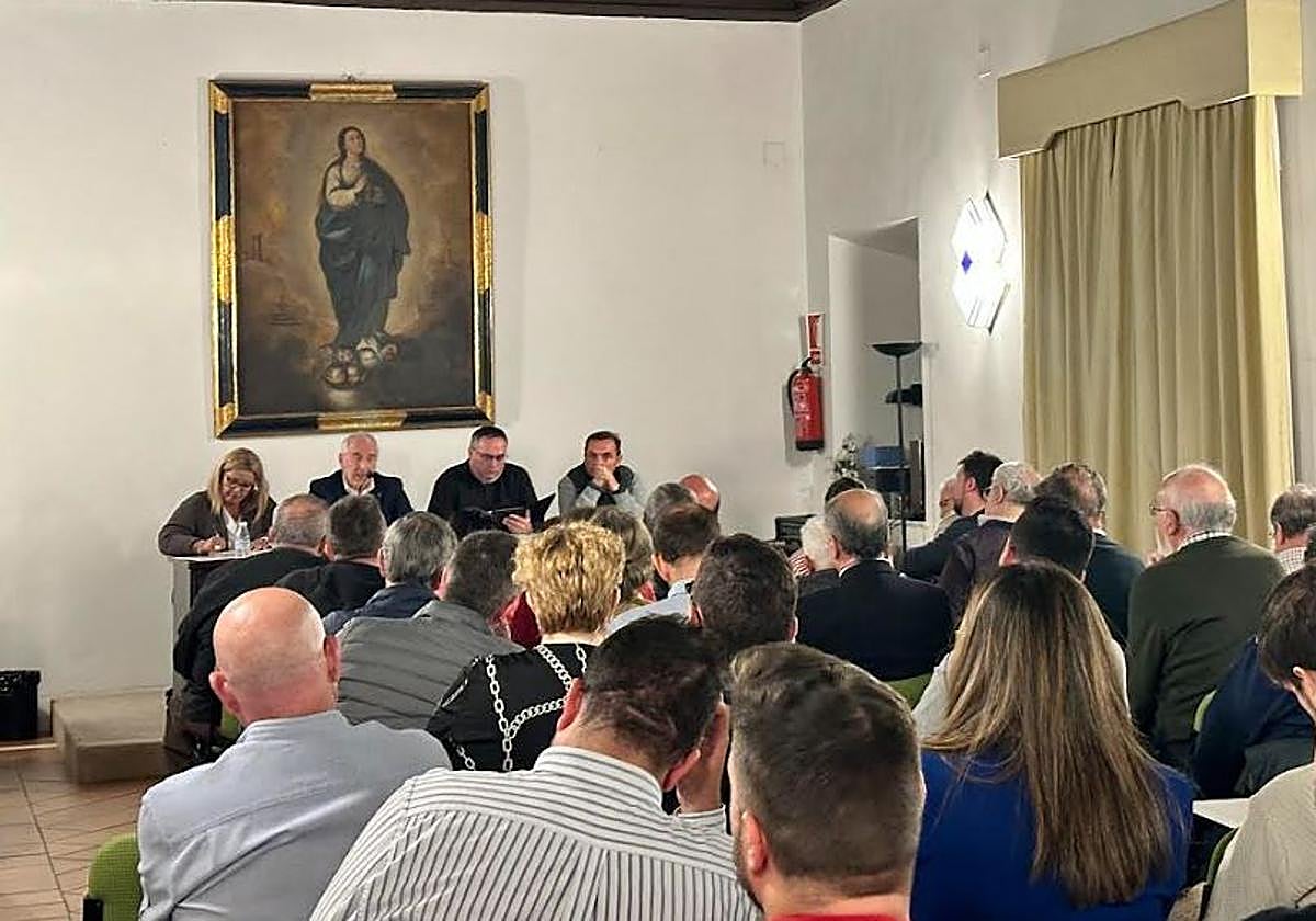 Un instante del pleno de la Federación de Cofradías en Granada.