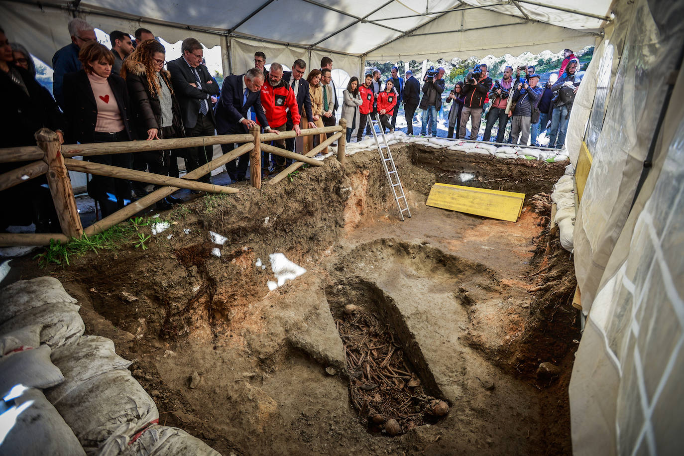 Fosa recién excavada.