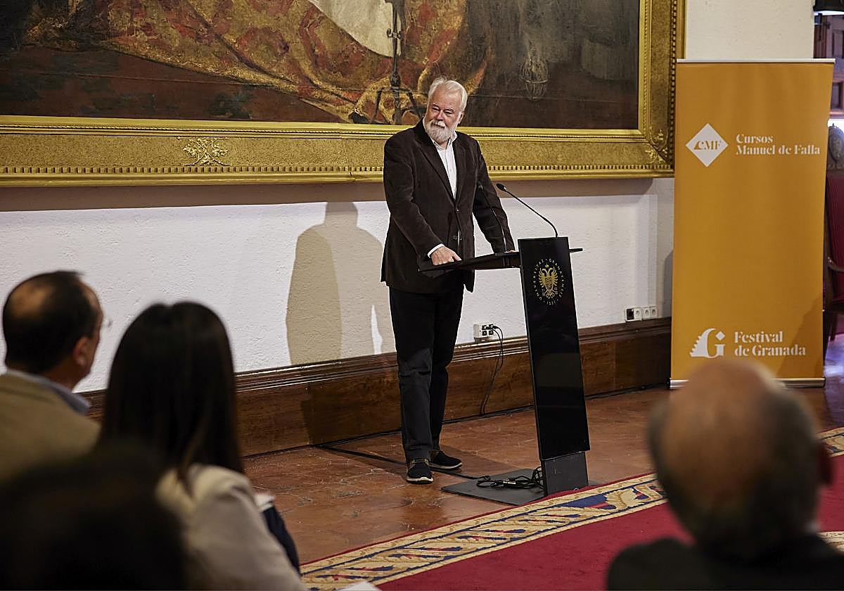 Antonio Moral, director del Festival, ofreció detalles sobre los cursos en el salón de rectores.