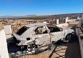 Coche que ha aparecido calcinado en un mirador de Guadix