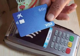 Así es la estafa que clona tu tarjeta de crédito al pagar en un datáfono.
