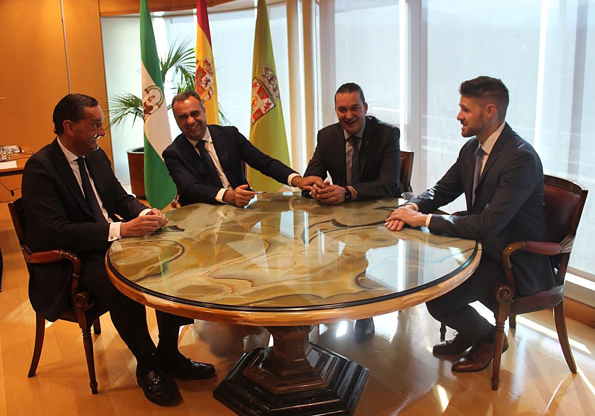 El presidente de la Diputación de Granada, Francis Rodríguez; el director general del Granada CF, Alfredo García Amado; el presidente de la Fundación CB Granada, Óscar Fernández-Arenas, y el vicepresidente tercero de la Diputación y diputado de Deportes e Instalaciones Deportivas, Eric Escobedo.