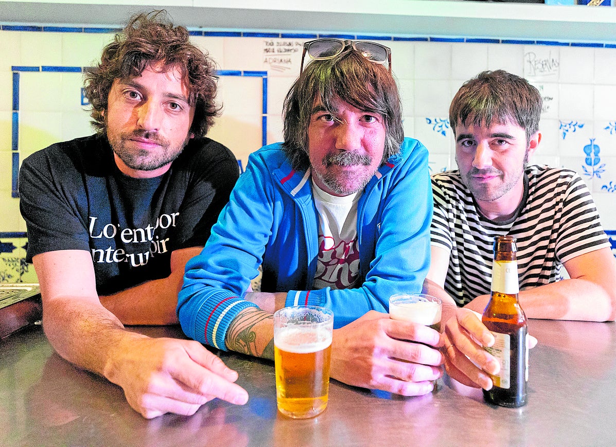 Los Lori, acodados en la barra del Soria.