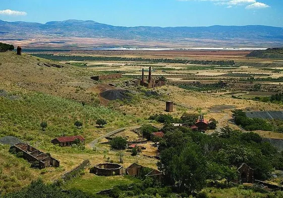 Vista de los restos de las Minas de Santa Constanza en Jérez del Marquesado.