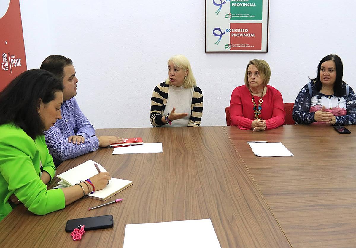 Los parlamentarios socialistas (izquierda), con trabajadoras de las centralitas telefónicas.