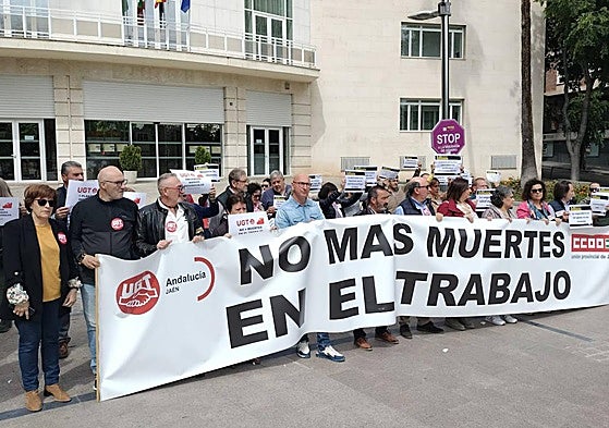 Concentración de UGT y CCOO este viernes ante la Subdelegación del Gobierno.