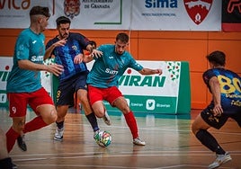 Un jugador del Sima Granada trata de controlar el balón.