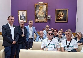 Algunos de los miembros de la Plataforma de Jubilados, con los socialistas Julio Millán y Javier Padorno.