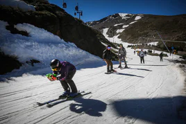 Esquiadores en Sierra Nevada en este mes de abril.