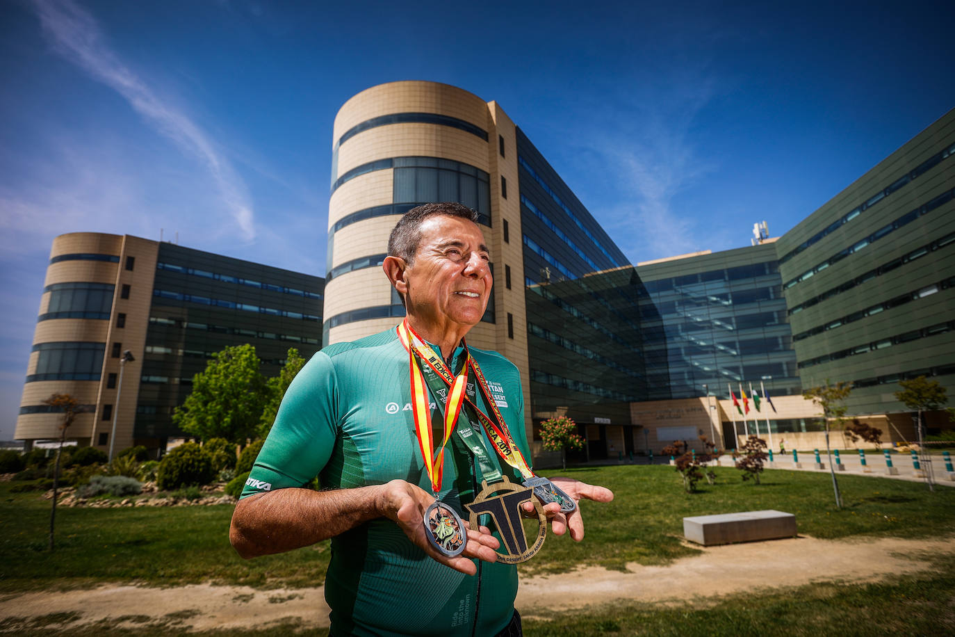 Simón SEgura muestra sus medallas.
