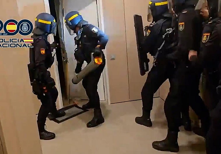 Momento en el que la Policía realiza uno de los registros en Granada.