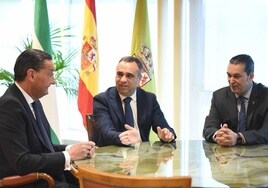 Francis Rodríguez junto al director del Granada CF y al presidente de la Fundación CB Granada.