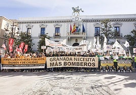 Trabajadores de Policía Local, Bomberos y Servicios Sociales reclaman mejoras en la plaza del Carmen este viernes.